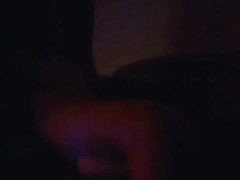 Zena uziva dok je stariji muskarac tuca od pozadi